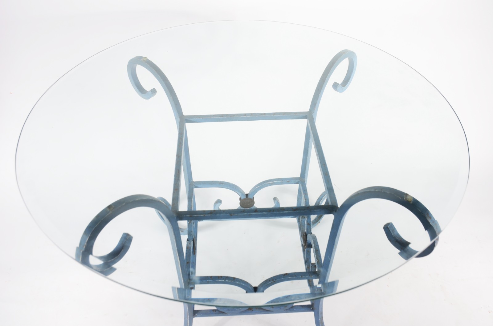 Mesa redonda com tampo de vidro bisotado e base de metal patinado de... - foto 4 de 9