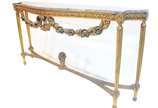 Console de madeira nobre dourada, saia entalhad... - Console de madeira nobre dourada, saia entalhada com guirlandas florais em balanço, estilo frances Luiz XVI, tampo de mármore recortado, pernas ...