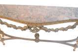 Console de madeira nobre dourada, saia entalhad... - Console de madeira nobre dourada, saia entalhada com guirlandas florais em balanço, estilo frances Luiz XVI, tampo de mármore recortado, pernas ...