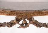 Console de madeira nobre dourada, saia entalhad... - Console de madeira nobre dourada, saia entalhada com guirlandas florais em balanço, estilo frances Luiz XVI, tampo de mármore recortado, pernas ...
