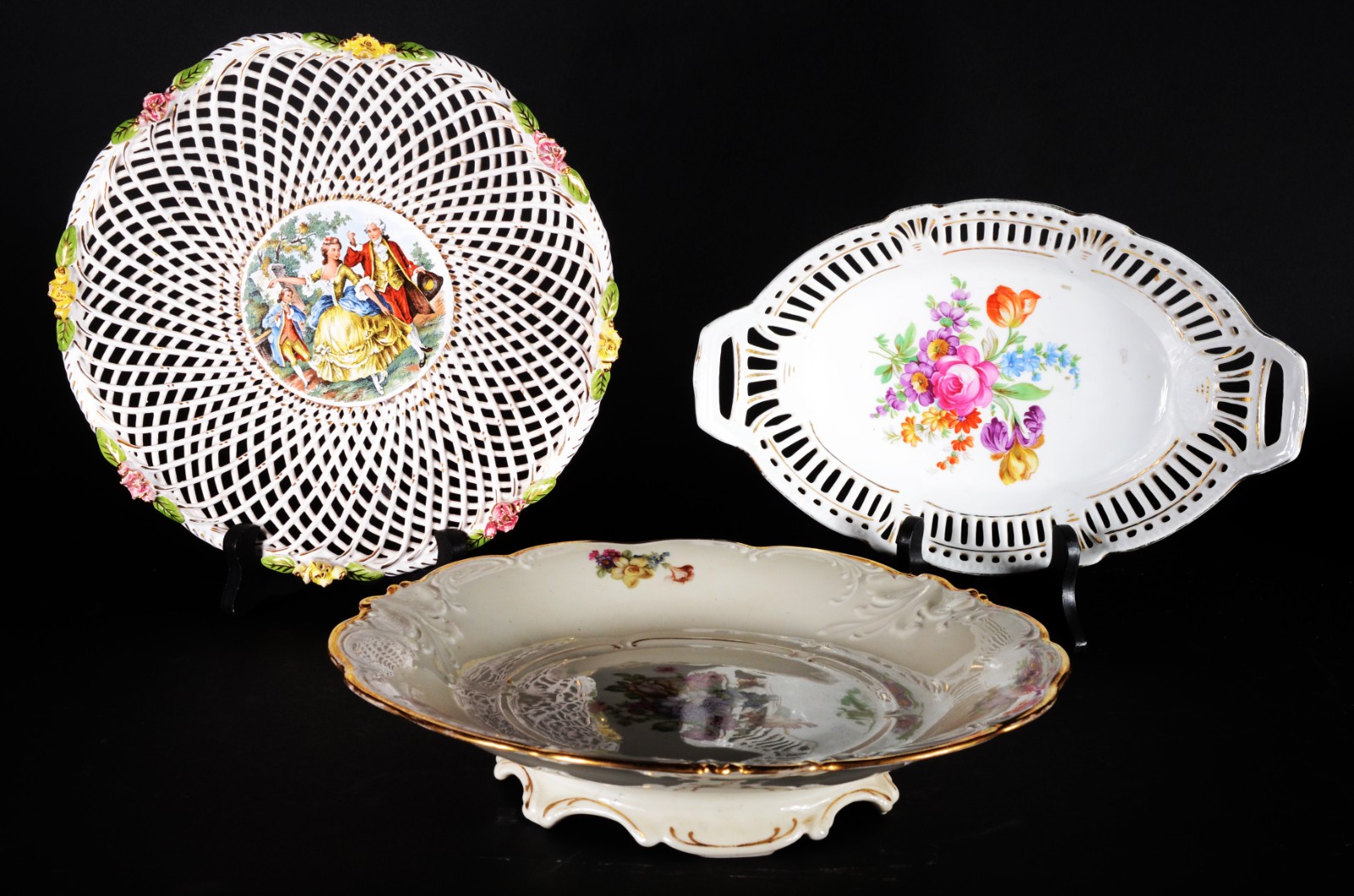 Três peças diversas de porcelana, sendo: centro de mesa na cor branca... - foto 1 de 11