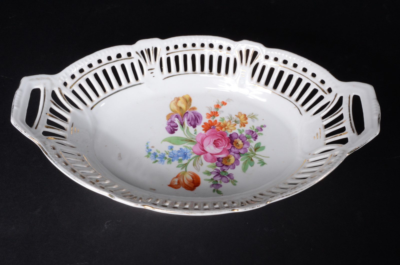Três peças diversas de porcelana, sendo: centro de mesa na cor branca... - foto 3 de 11