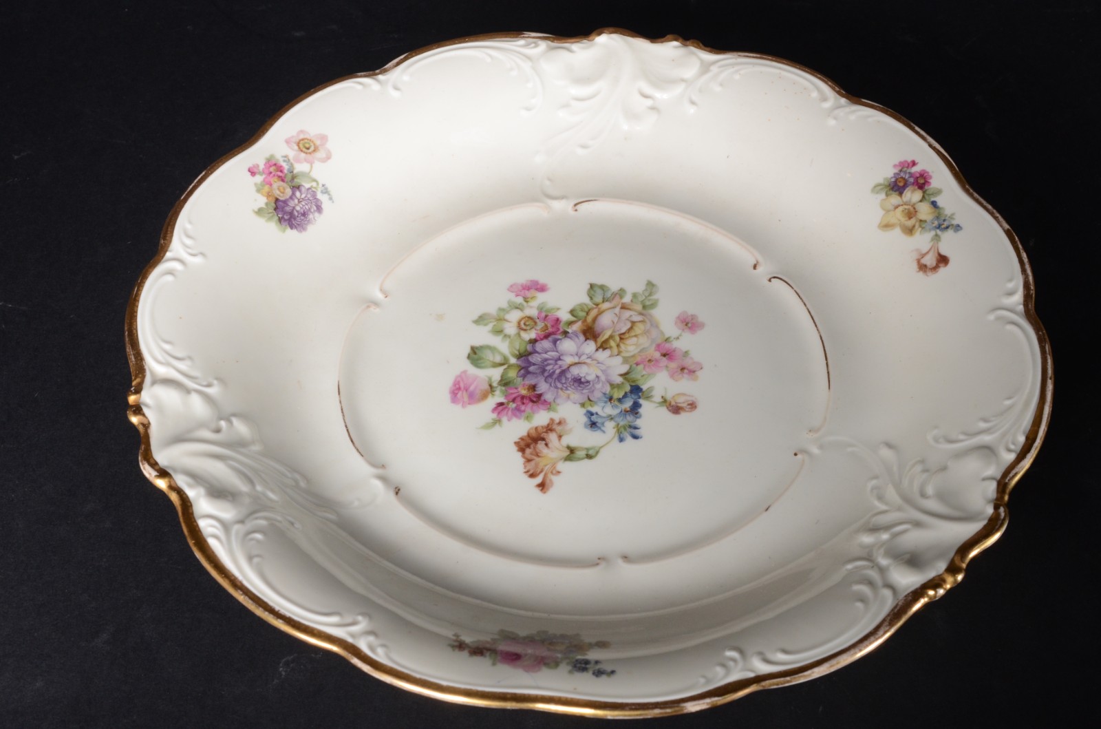 Três peças diversas de porcelana, sendo: centro de mesa na cor branca... - foto 4 de 11