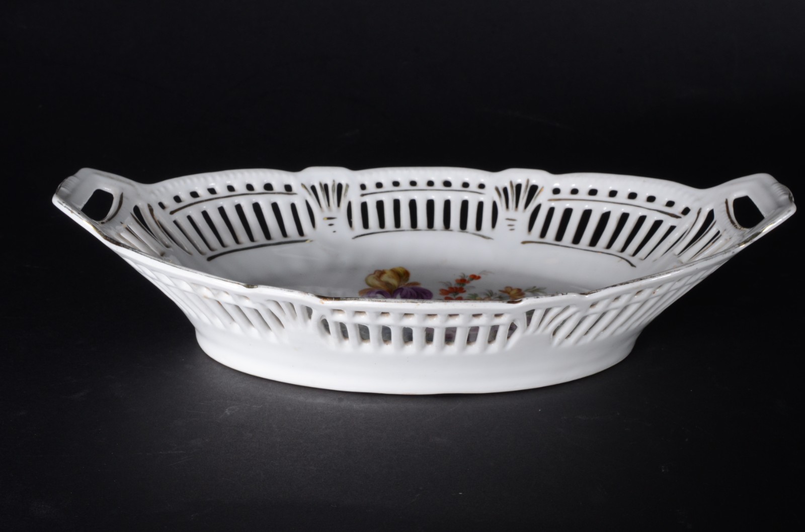Três peças diversas de porcelana, sendo: centro de mesa na cor branca... - foto 6 de 11