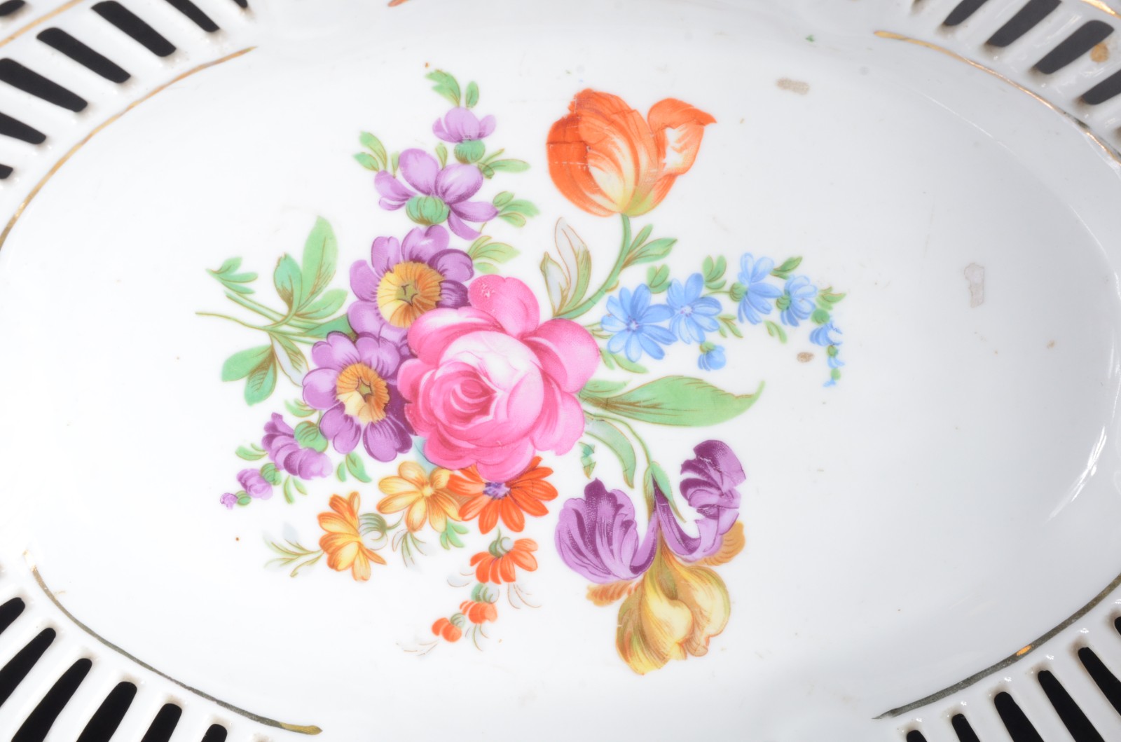Três peças diversas de porcelana, sendo: centro de mesa na cor branca... - foto 7 de 11