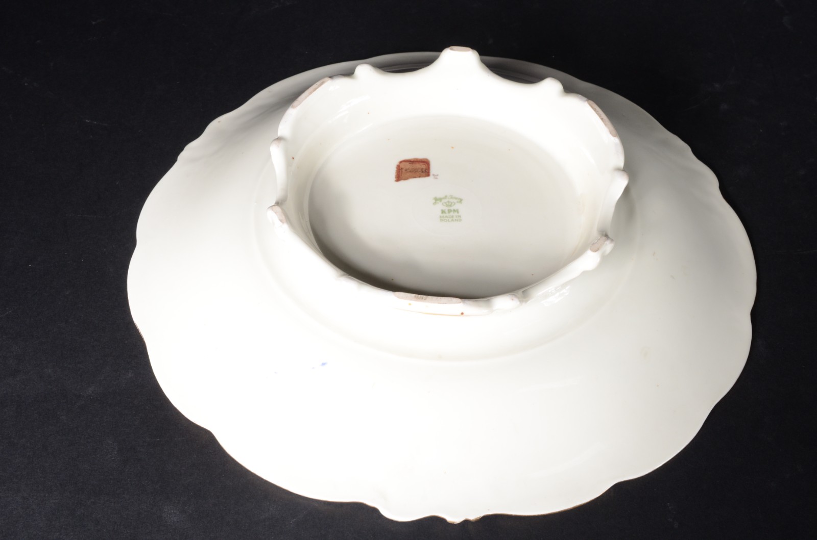 Três peças diversas de porcelana, sendo: centro de mesa na cor branca... - foto 8 de 11