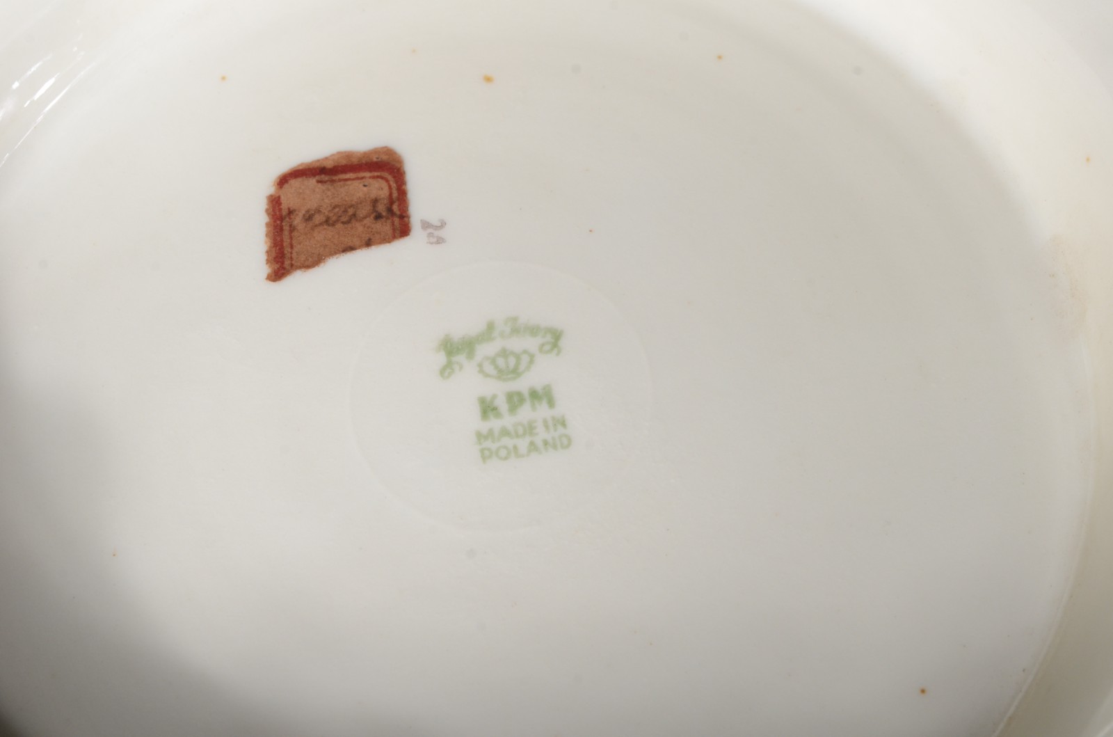 Três peças diversas de porcelana, sendo: centro de mesa na cor branca... - foto 9 de 11