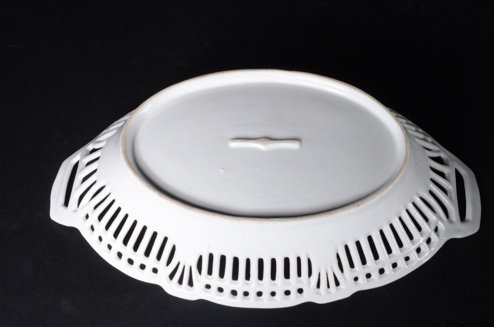 Três peças diversas de porcelana, sendo: centro de mesa na cor branca... - foto 10 de 11
