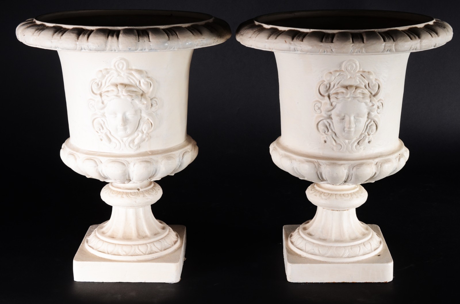 Par de vasos/ floreiras de ferro pintado decorados com "rostos... - foto 1 de 5