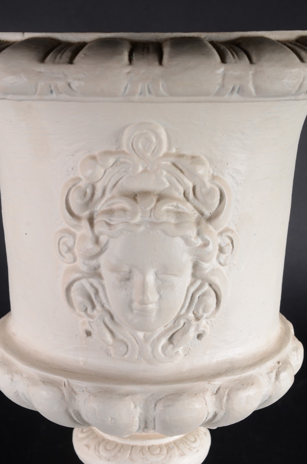 Par de vasos/ floreiras de ferro pintado decorados com "rostos... - foto 2 de 5