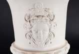 Par de vasos/ floreiras de ferro pintado decora... - Par de vasos/ floreiras de ferro pintado decorados com "rostos femininos" em relevo, borda em gomos.