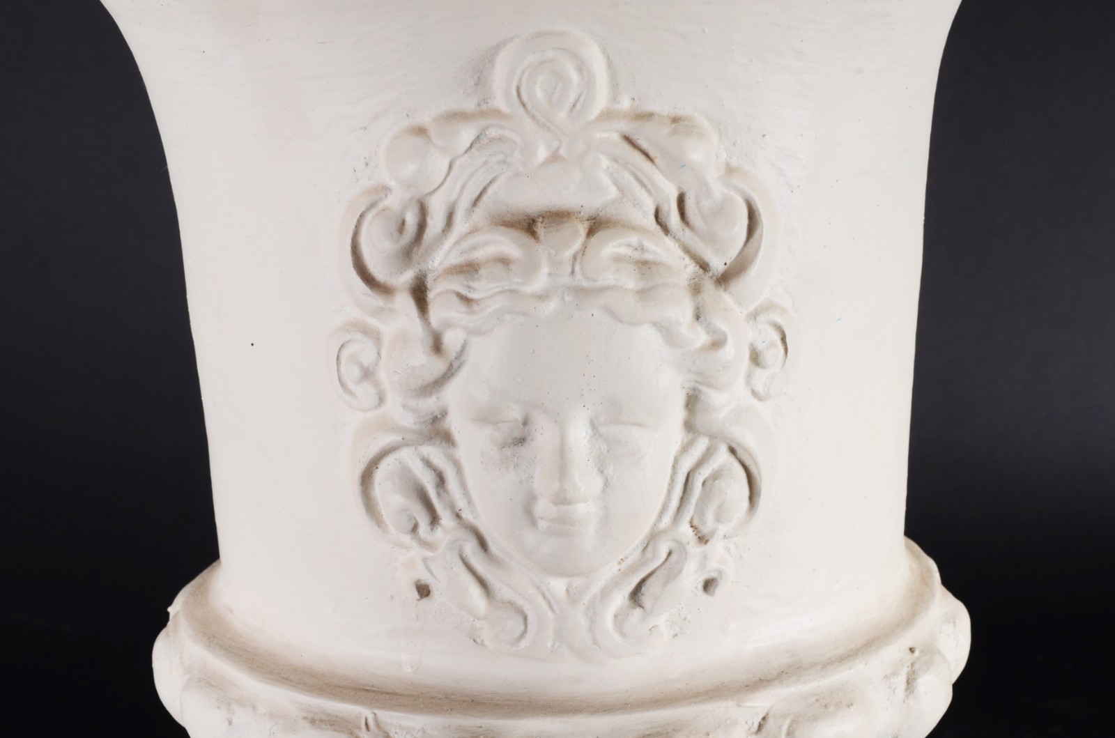 Par de vasos/ floreiras de ferro pintado decorados com "rostos... - foto 3 de 5