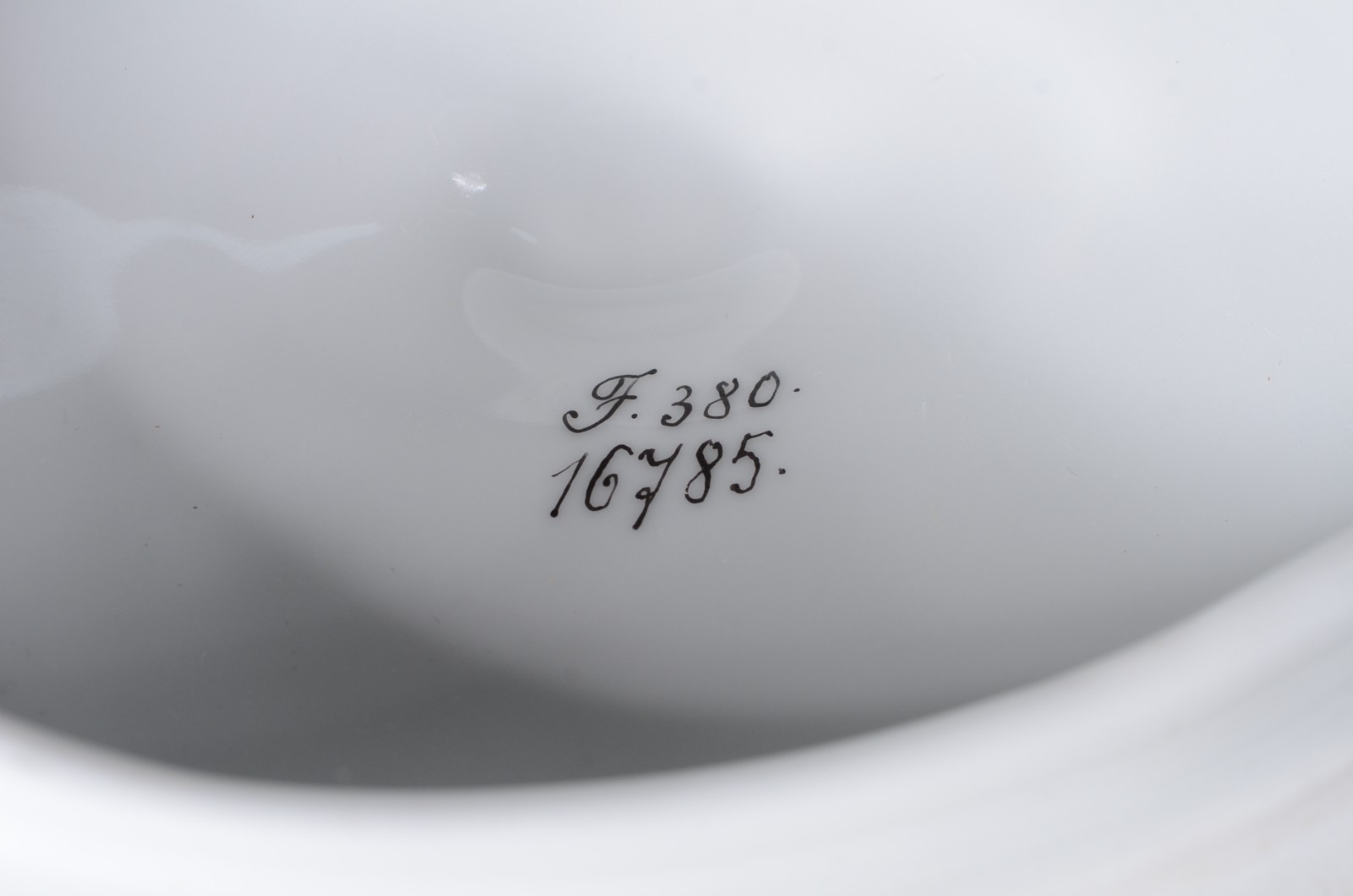 Molheira com presentoir de porcelana tcheca branca decorada com... - foto 6 de 6