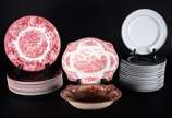 Diversas peças para jantar, sendo 10 pratos ras... - Diversas peças para jantar, sendo 10 pratos rasos de faiança inglesa rosa e branco "Enoch Woods"; terrina funda e travessa "Old Britain Castle" ...
