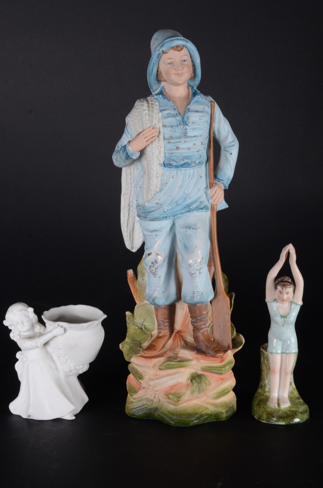 Três estatuetas diversas, sendo: pequena floreira de biscut branco... - foto 1 de 10