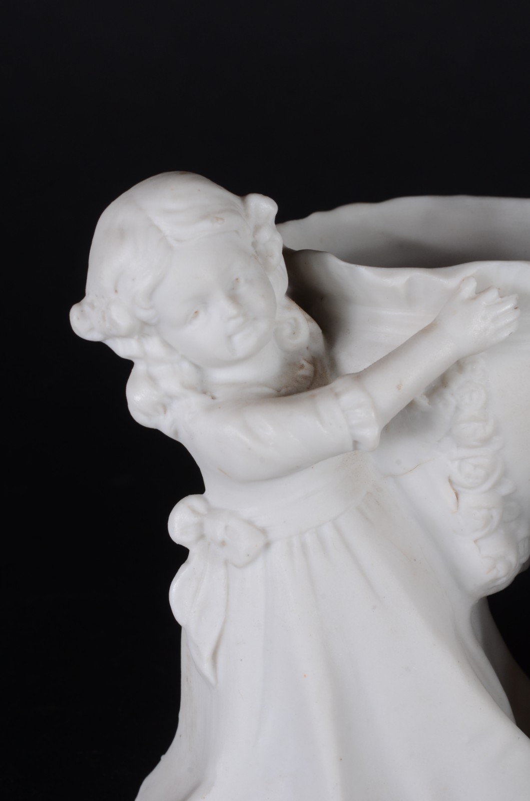Três estatuetas diversas, sendo: pequena floreira de biscut branco... - foto 3 de 10