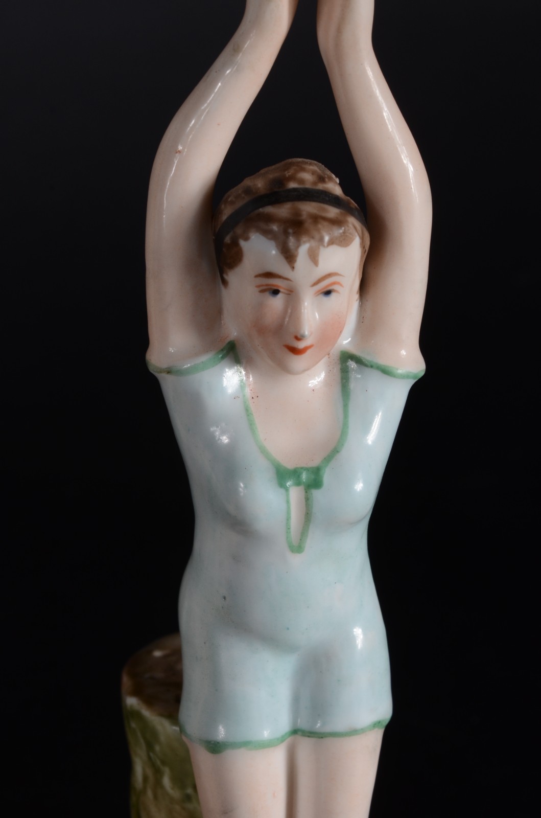 Três estatuetas diversas, sendo: pequena floreira de biscut branco... - foto 4 de 10