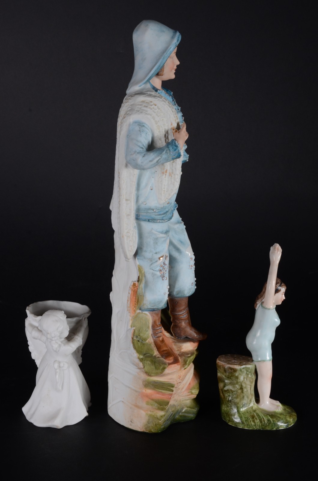 Três estatuetas diversas, sendo: pequena floreira de biscut branco... - foto 6 de 10