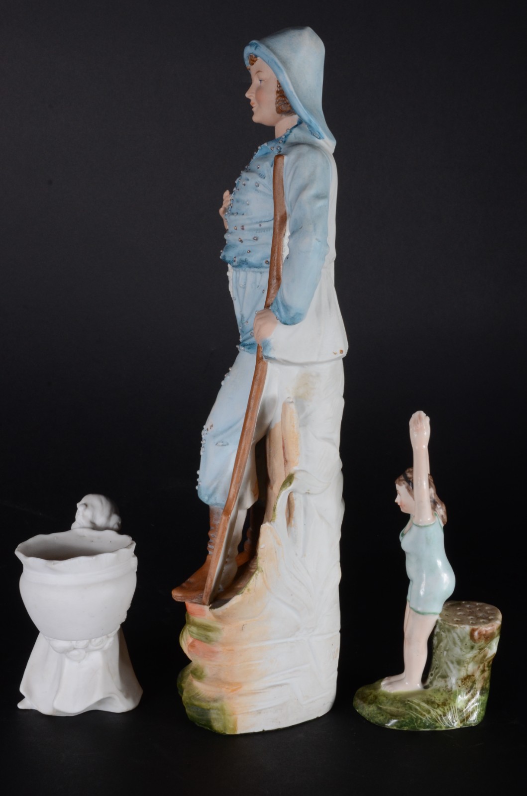 Três estatuetas diversas, sendo: pequena floreira de biscut branco... - foto 7 de 10