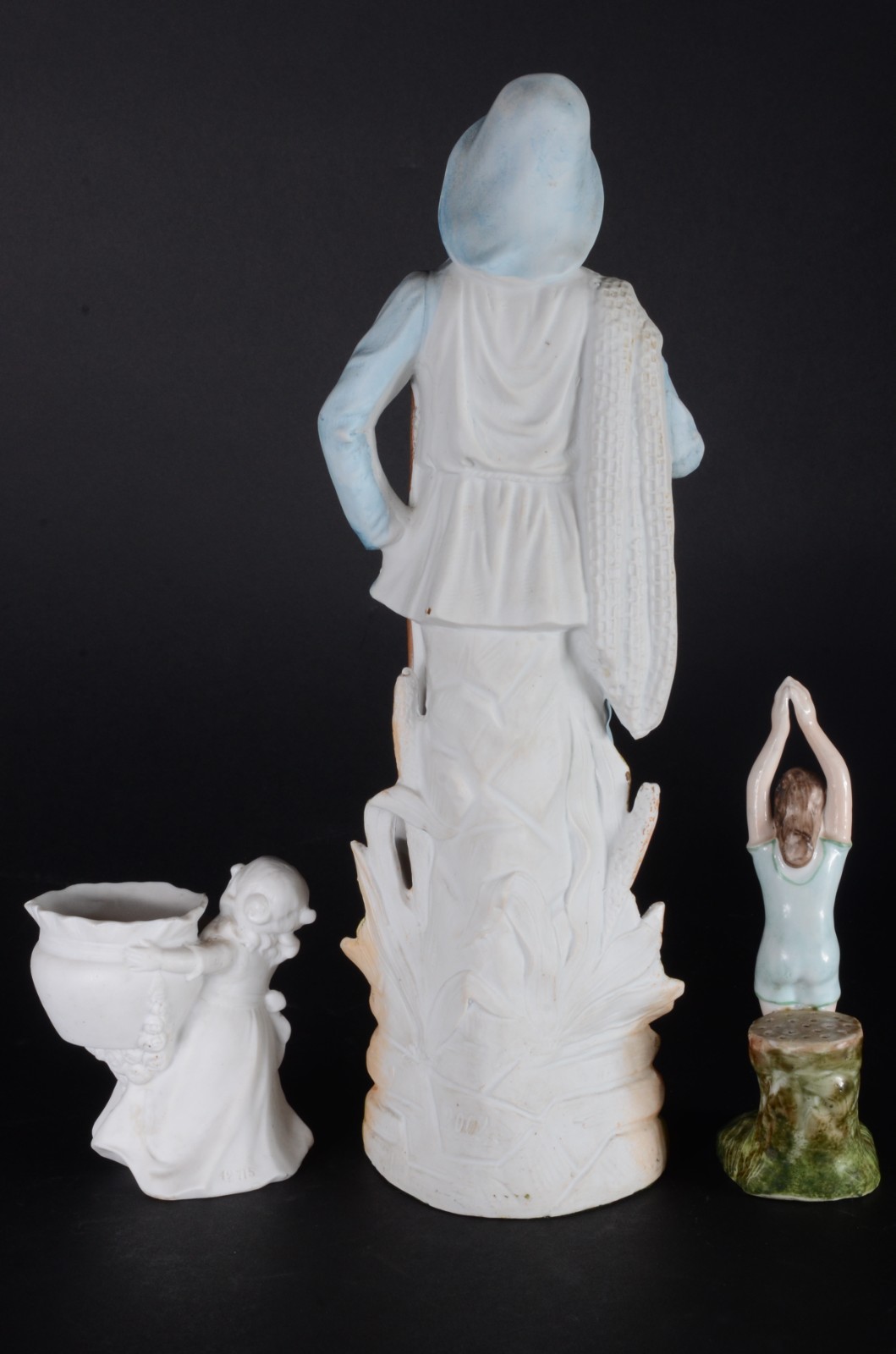 Três estatuetas diversas, sendo: pequena floreira de biscut branco... - foto 8 de 10
