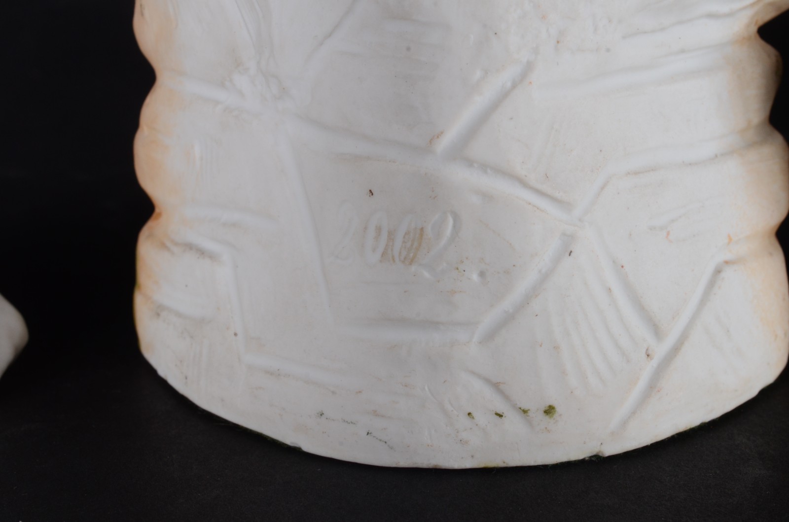Três estatuetas diversas, sendo: pequena floreira de biscut branco... - foto 9 de 10