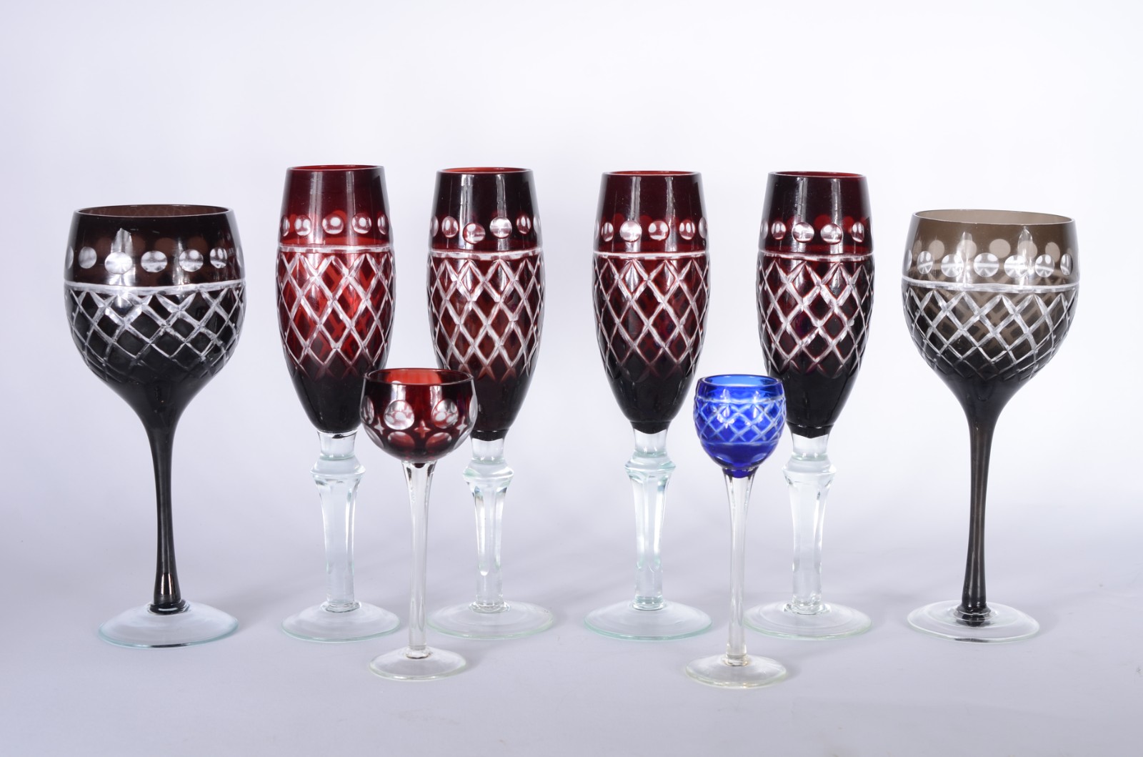 Oito copos diversos de cristal double lapidado em diversas cores e... - foto 1 de 3