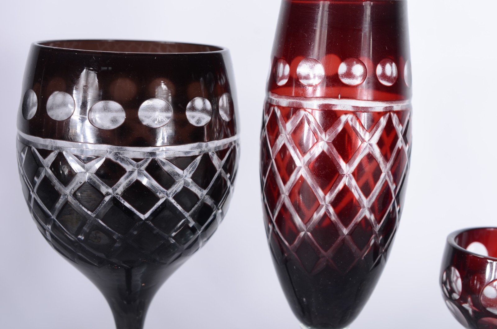 Oito copos diversos de cristal double lapidado em diversas cores e... - foto 2 de 3