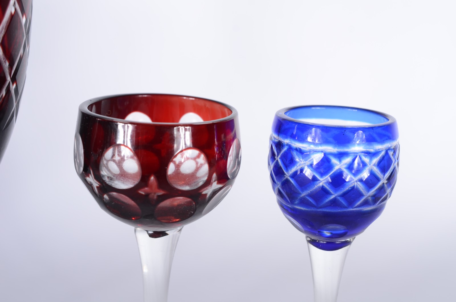 Oito copos diversos de cristal double lapidado em diversas cores e... - foto 3 de 3
