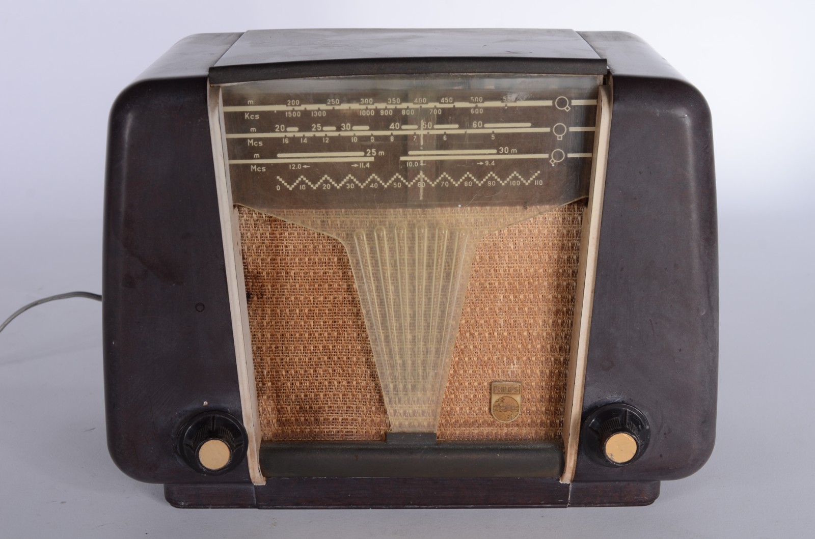 Antigo rádio Philips do Brasil. Modelo BR 306 U. Década de 1950. - foto 1 de 7