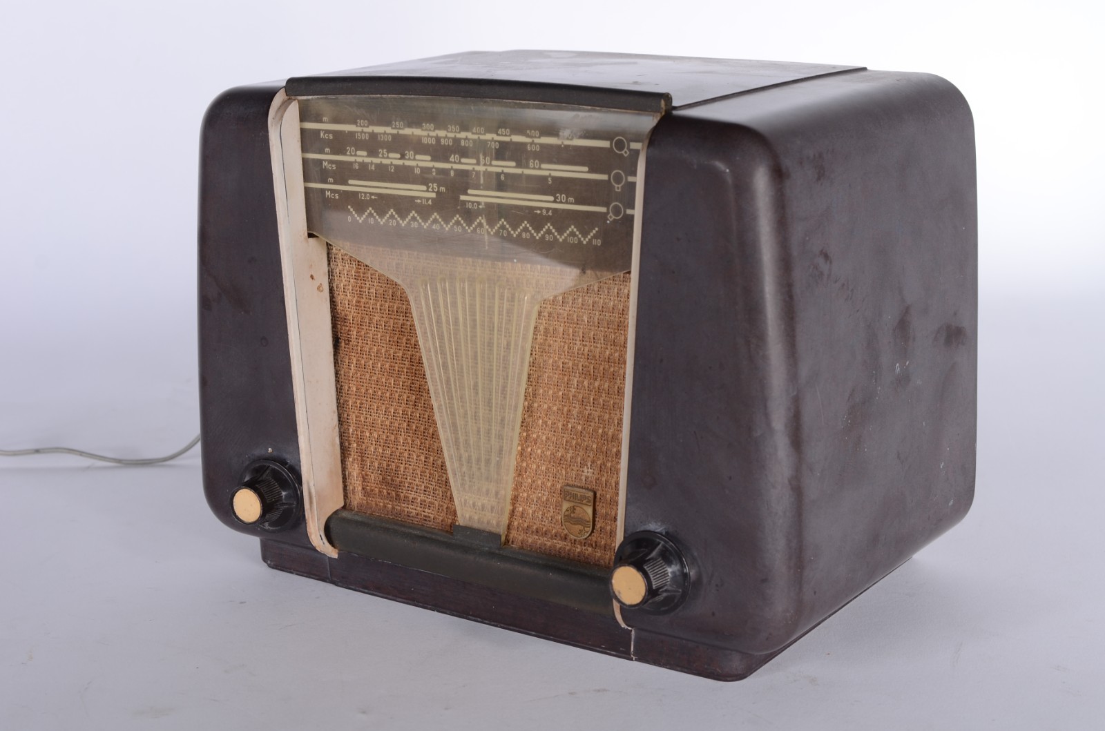 Antigo rádio Philips do Brasil. Modelo BR 306 U. Década de 1950. - foto 2 de 7