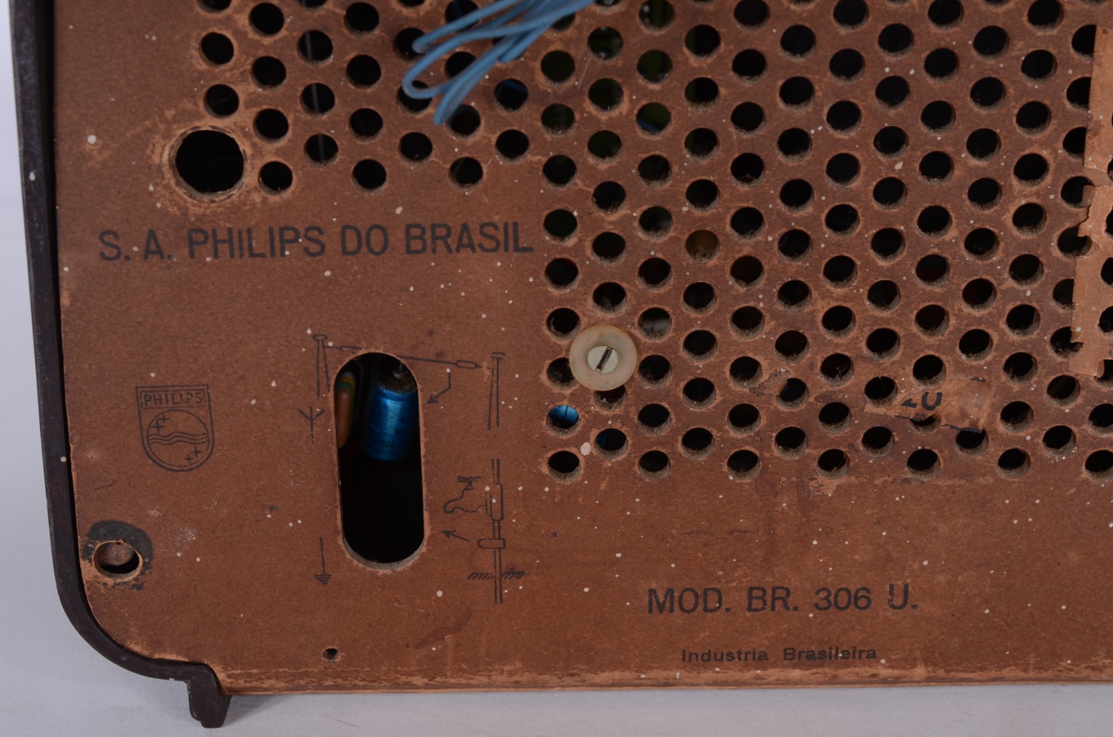 Antigo rádio Philips do Brasil. Modelo BR 306 U. Década de 1950. - foto 7 de 7