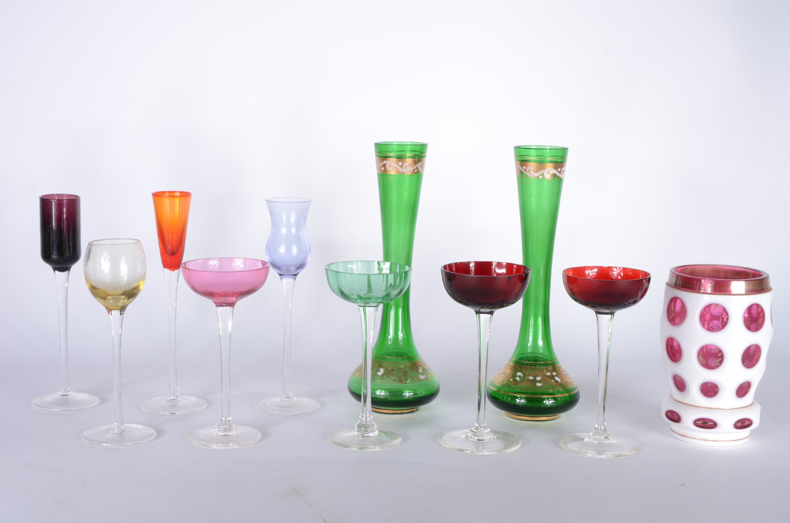 Diversas peças, sendo: 8 copinhos diversos de licor de vidro... - foto 1 de 7