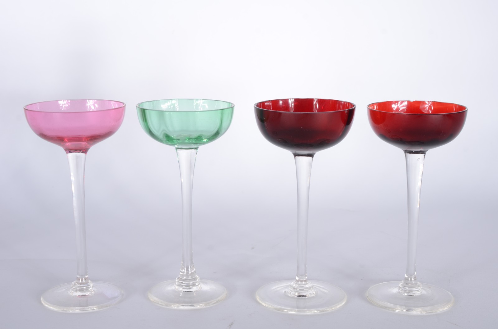 Diversas peças, sendo: 8 copinhos diversos de licor de vidro... - foto 3 de 7