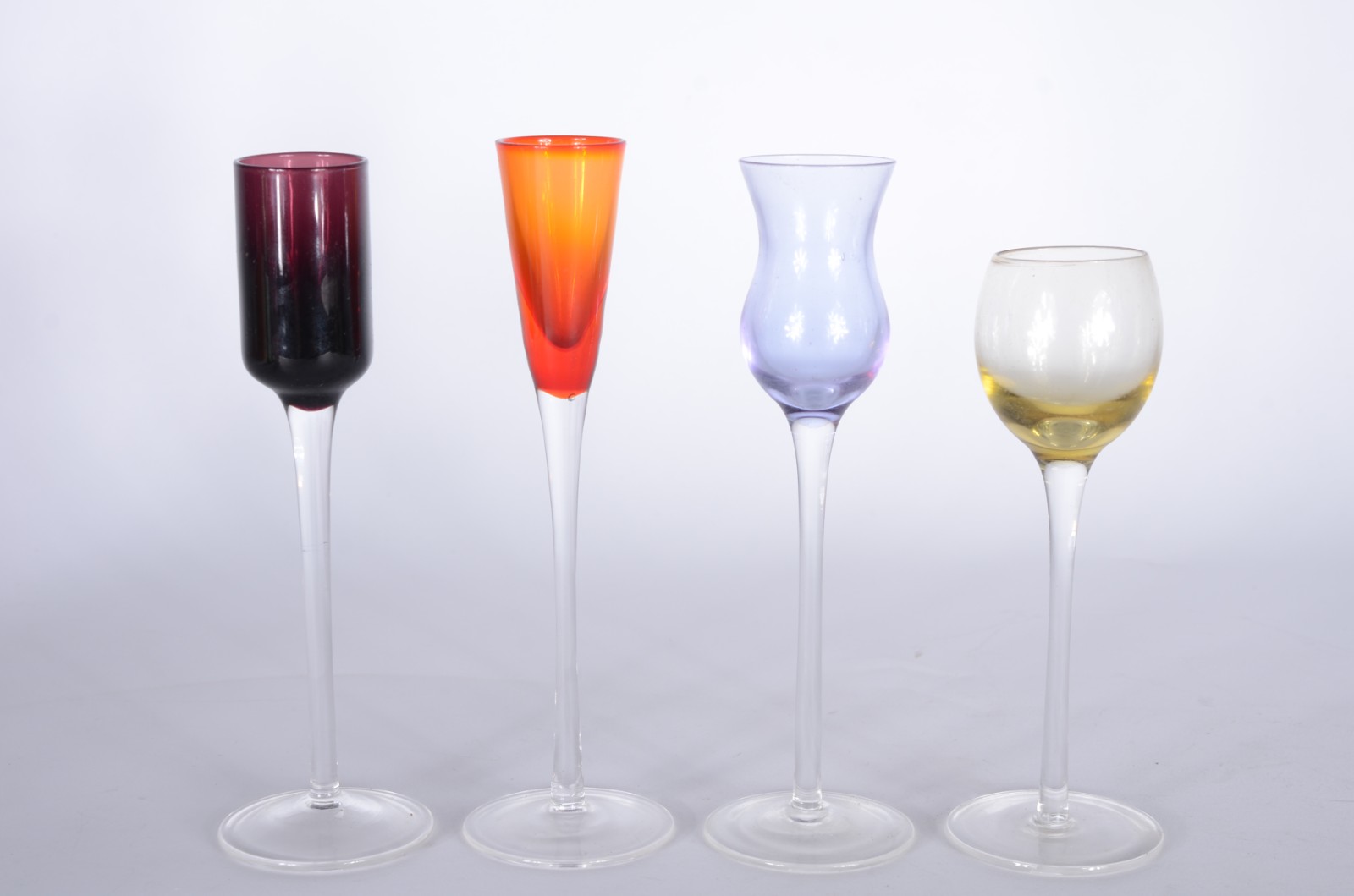 Diversas peças, sendo: 8 copinhos diversos de licor de vidro... - foto 4 de 7
