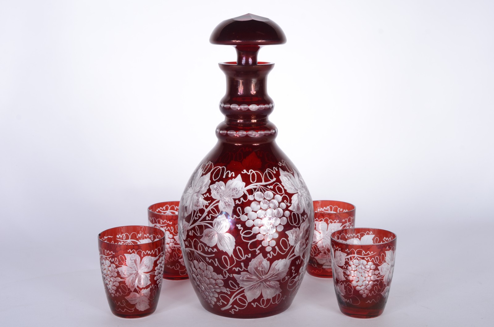 Conjunto de licoreira e 4 copinhos de cristal rubi com folhas de... - foto 1 de 7