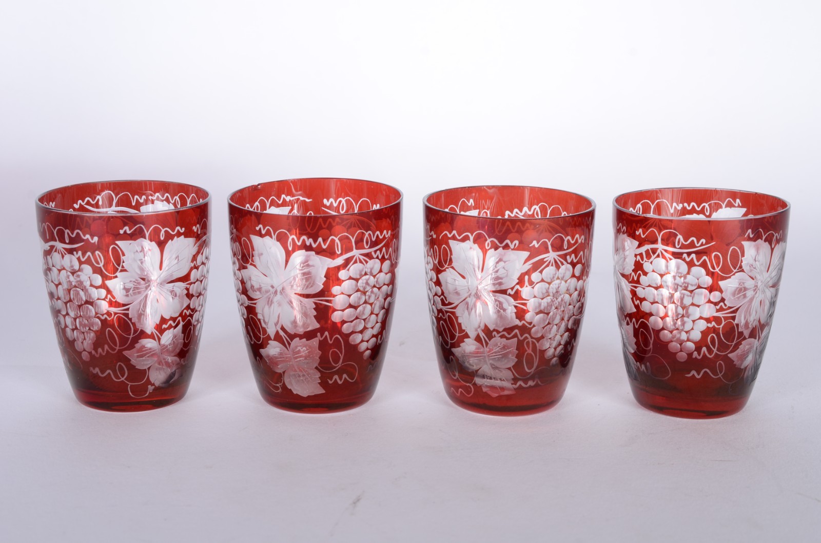Conjunto de licoreira e 4 copinhos de cristal rubi com folhas de... - foto 2 de 7
