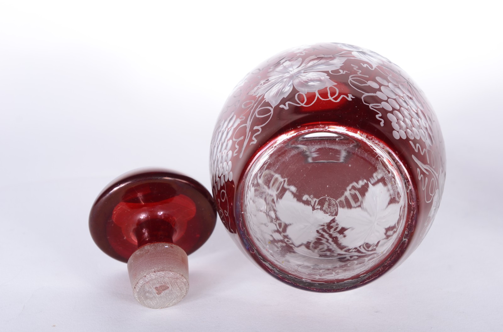 Conjunto de licoreira e 4 copinhos de cristal rubi com folhas de... - foto 6 de 7