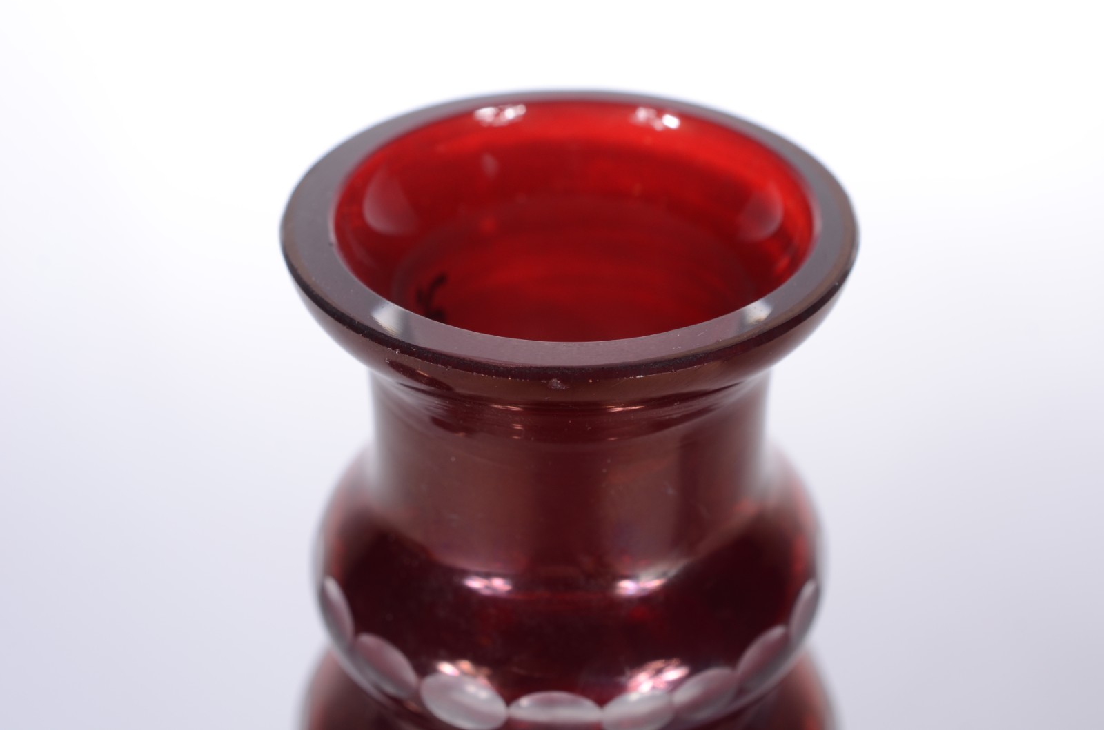 Conjunto de licoreira e 4 copinhos de cristal rubi com folhas de... - foto 7 de 7