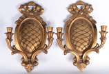 Par de apliques de madeira entalhada e dourada ... - Par de apliques de madeira entalhada e dourada para 2 velas cada, encimados por laçarotes.