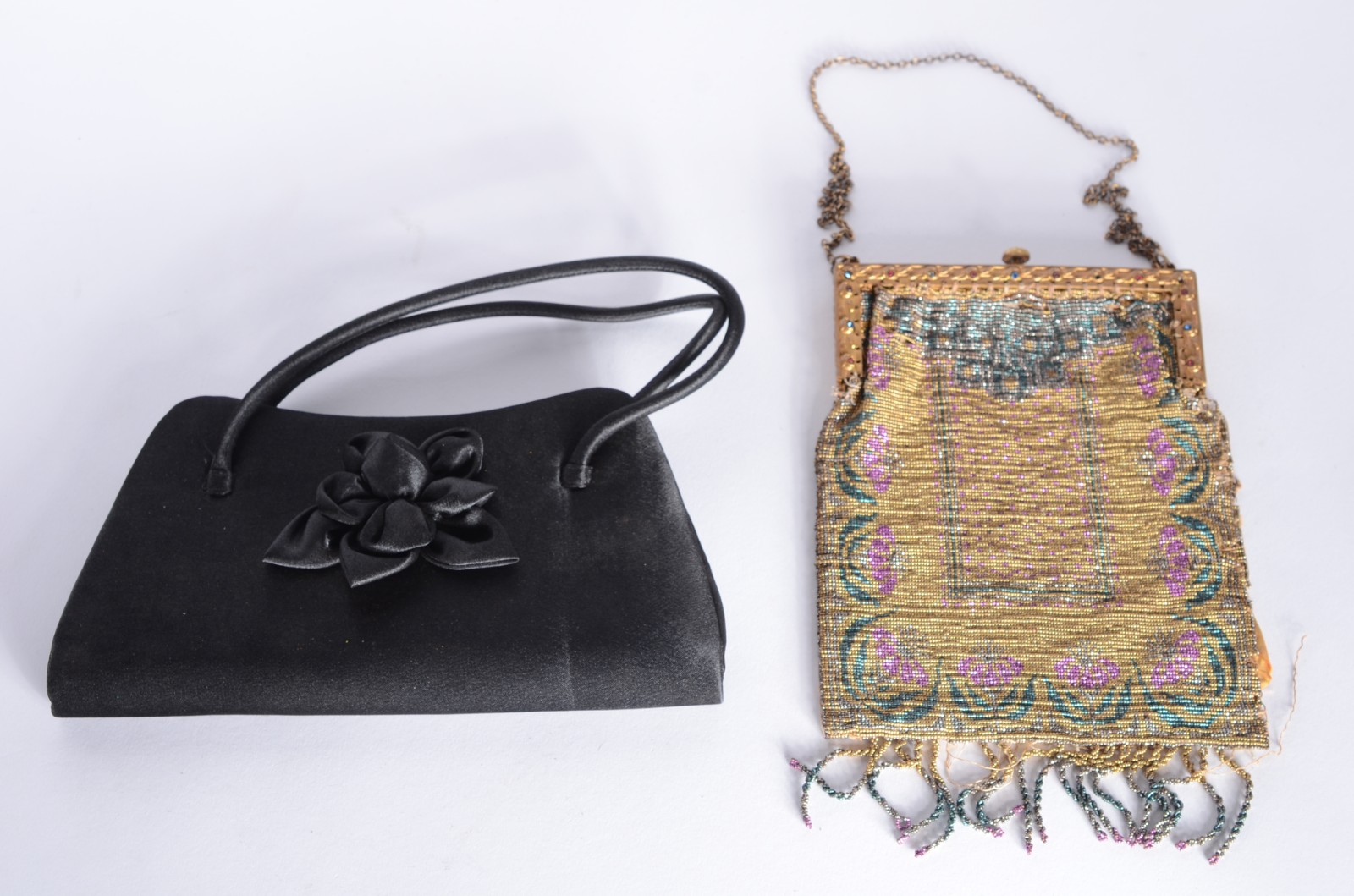 Duas bolsas femininas, sendo uma delas com miçangas coloridas e a... - foto 1 de 9