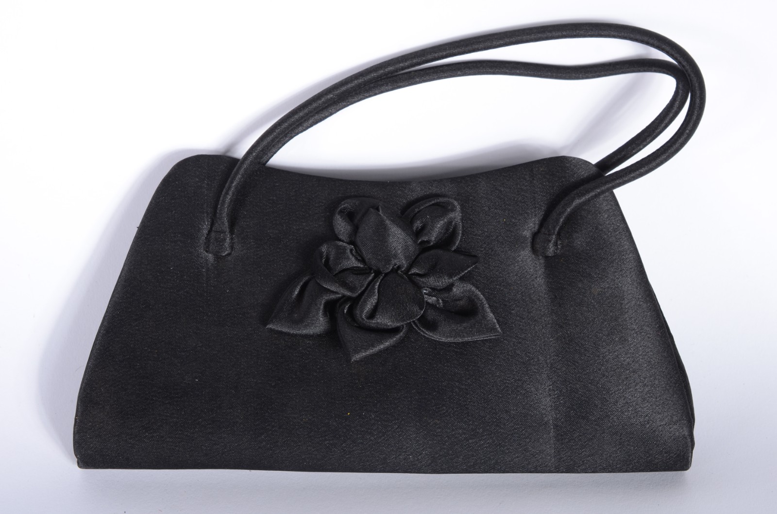 Duas bolsas femininas, sendo uma delas com miçangas coloridas e a... - foto 2 de 9