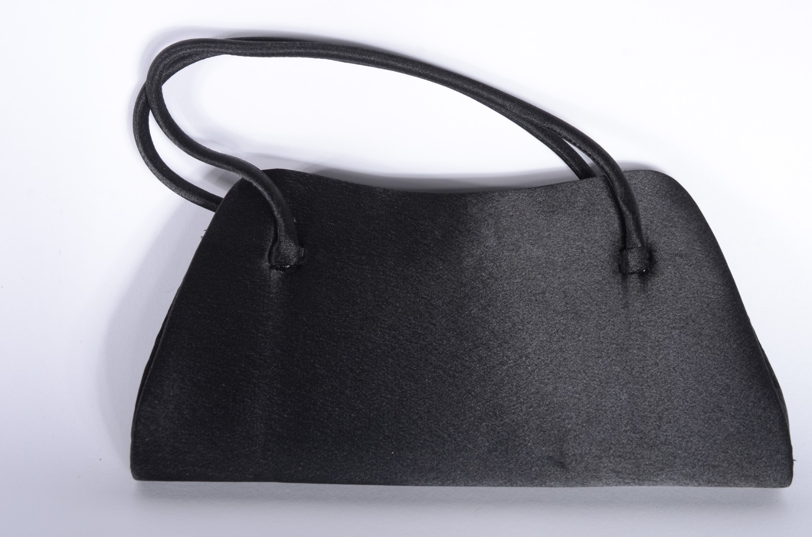 Duas bolsas femininas, sendo uma delas com miçangas coloridas e a... - foto 3 de 9
