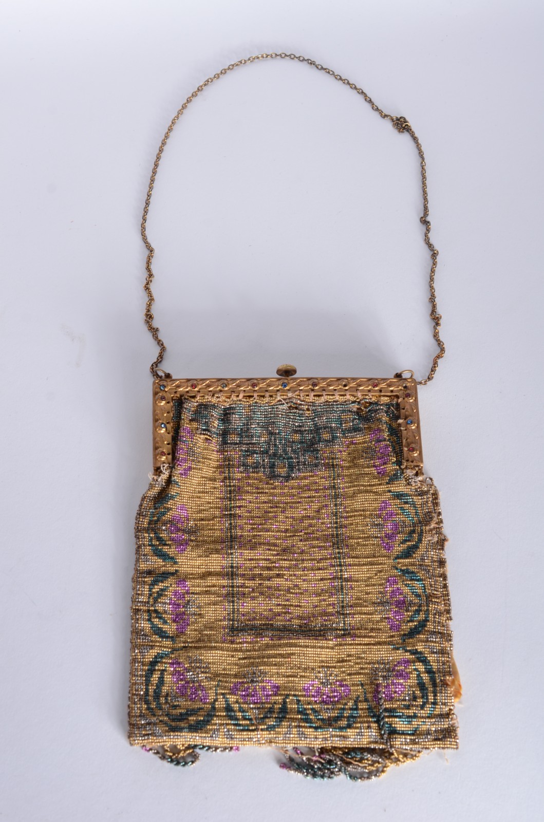 Duas bolsas femininas, sendo uma delas com miçangas coloridas e a... - foto 4 de 9