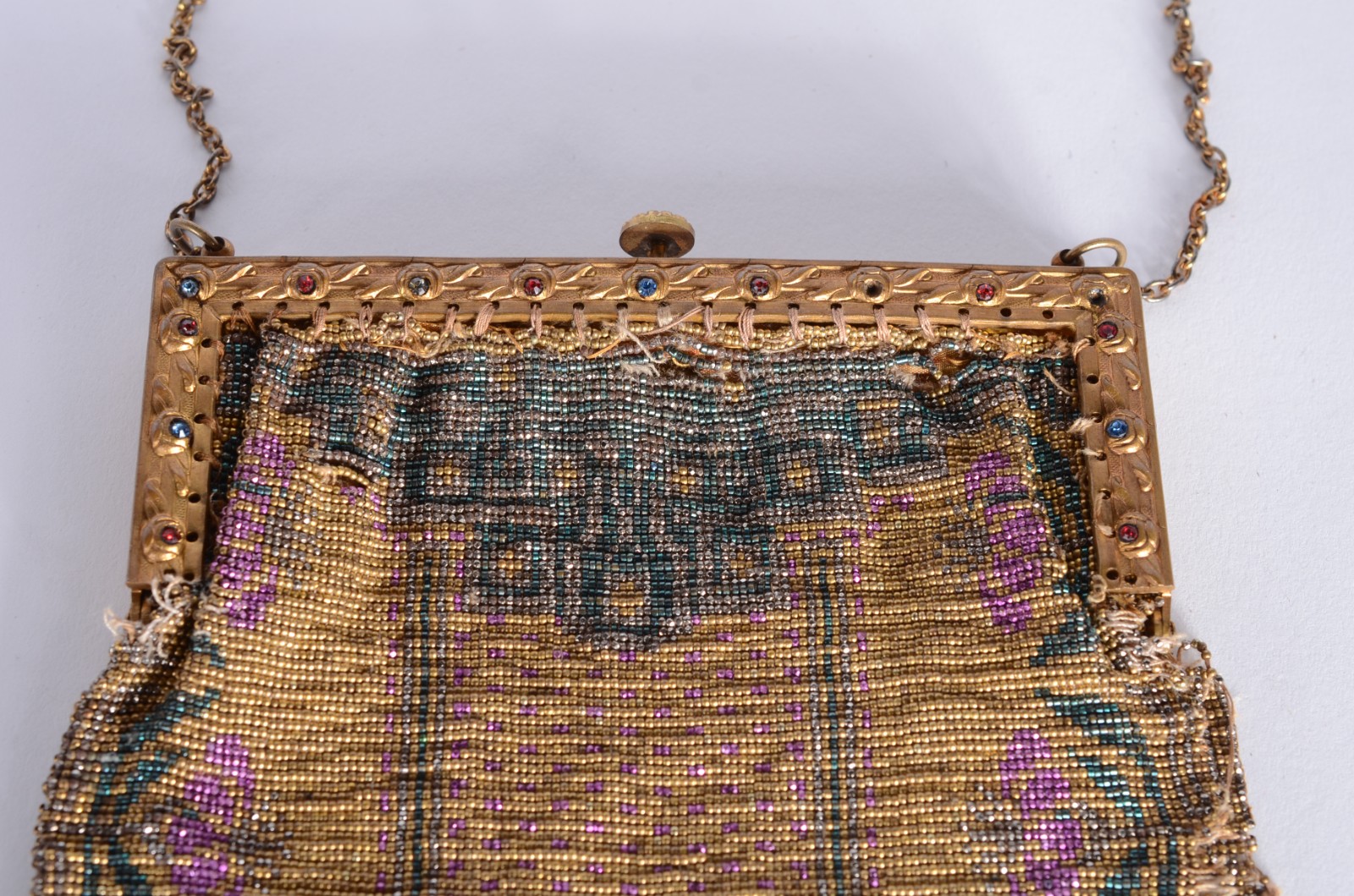 Duas bolsas femininas, sendo uma delas com miçangas coloridas e a... - foto 5 de 9
