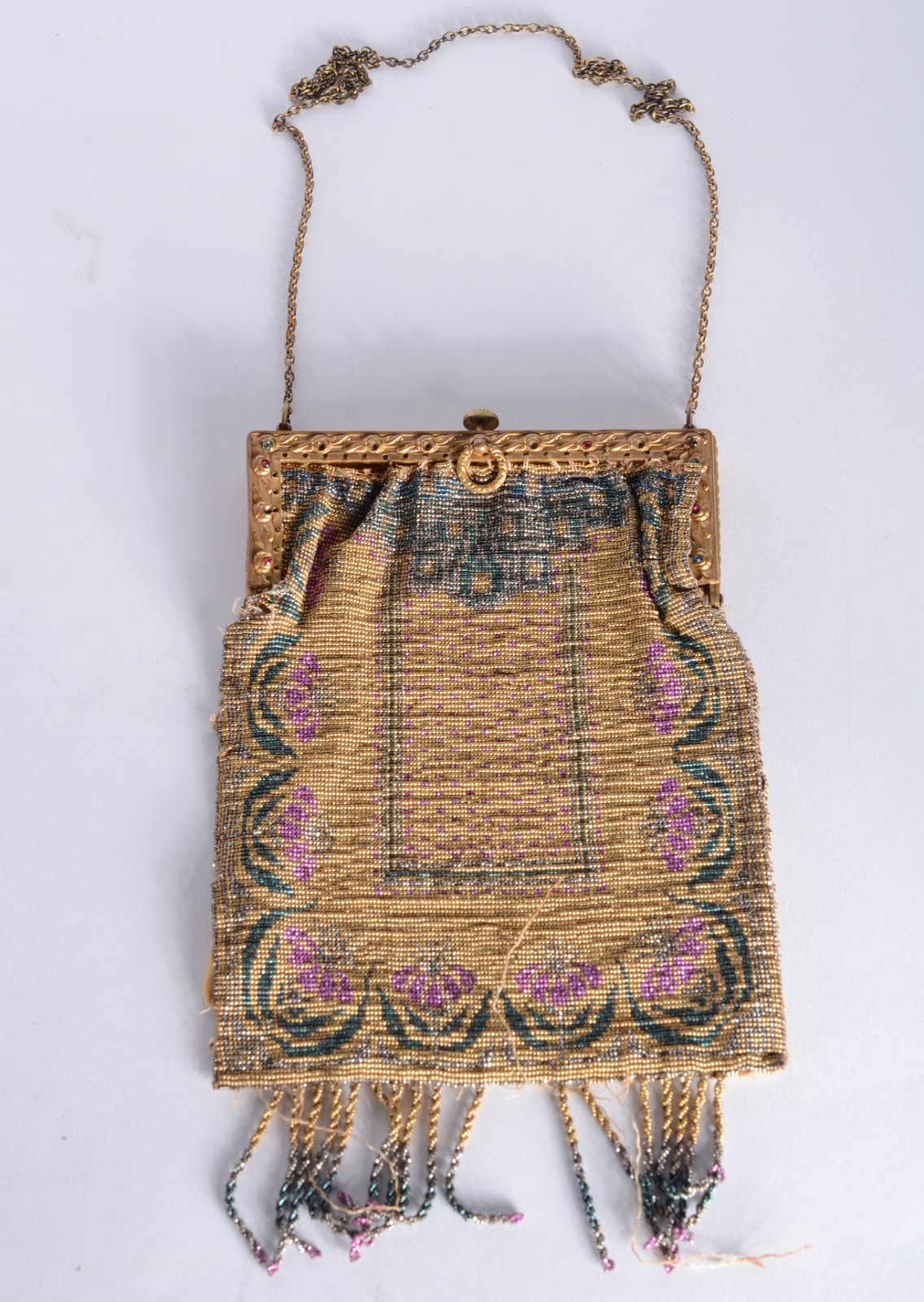 Duas bolsas femininas, sendo uma delas com miçangas coloridas e a... - foto 6 de 9