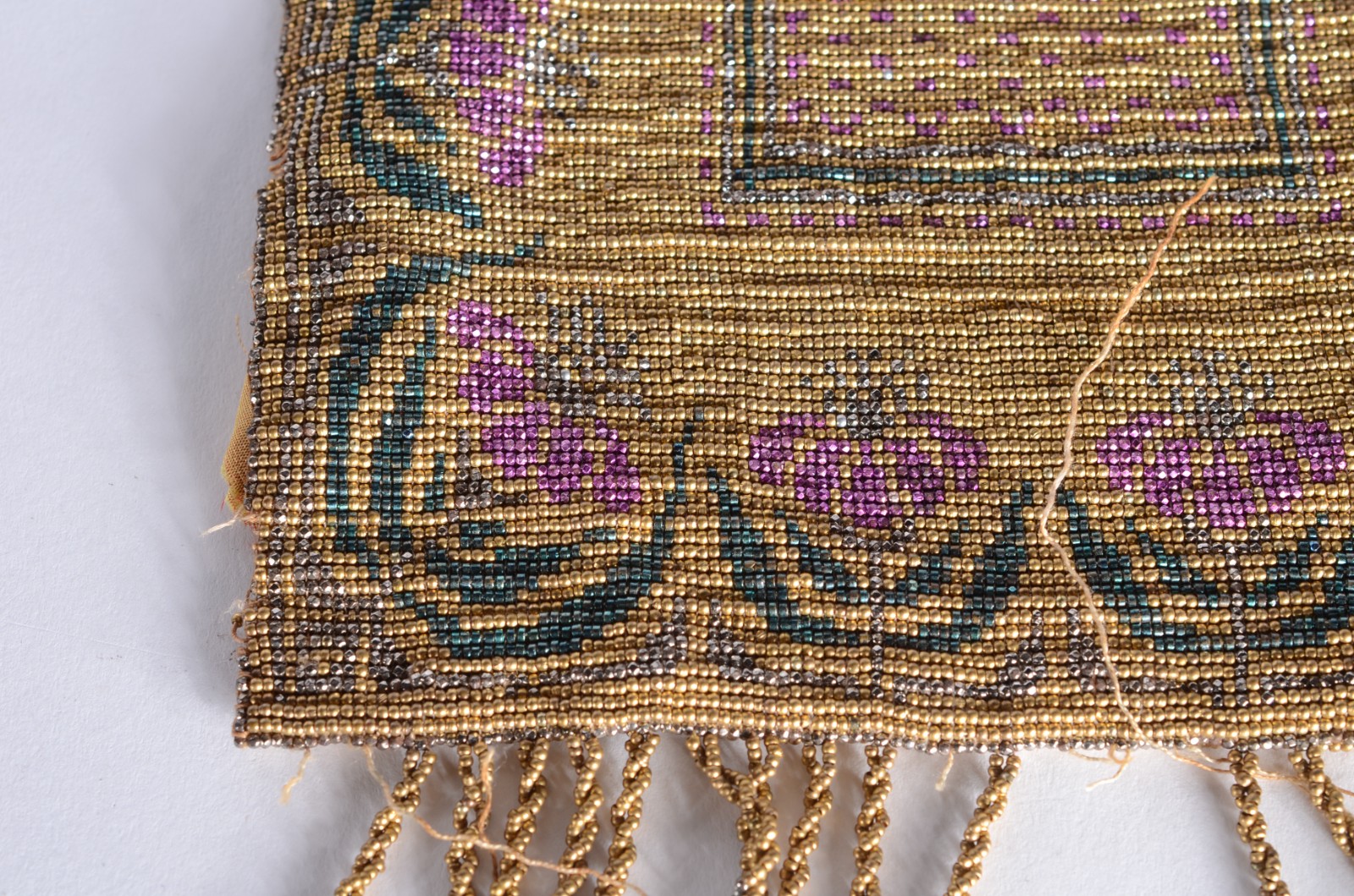 Duas bolsas femininas, sendo uma delas com miçangas coloridas e a... - foto 7 de 9