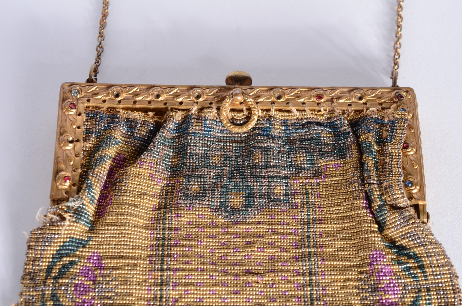 Duas bolsas femininas, sendo uma delas com miçangas coloridas e a... - foto 8 de 9