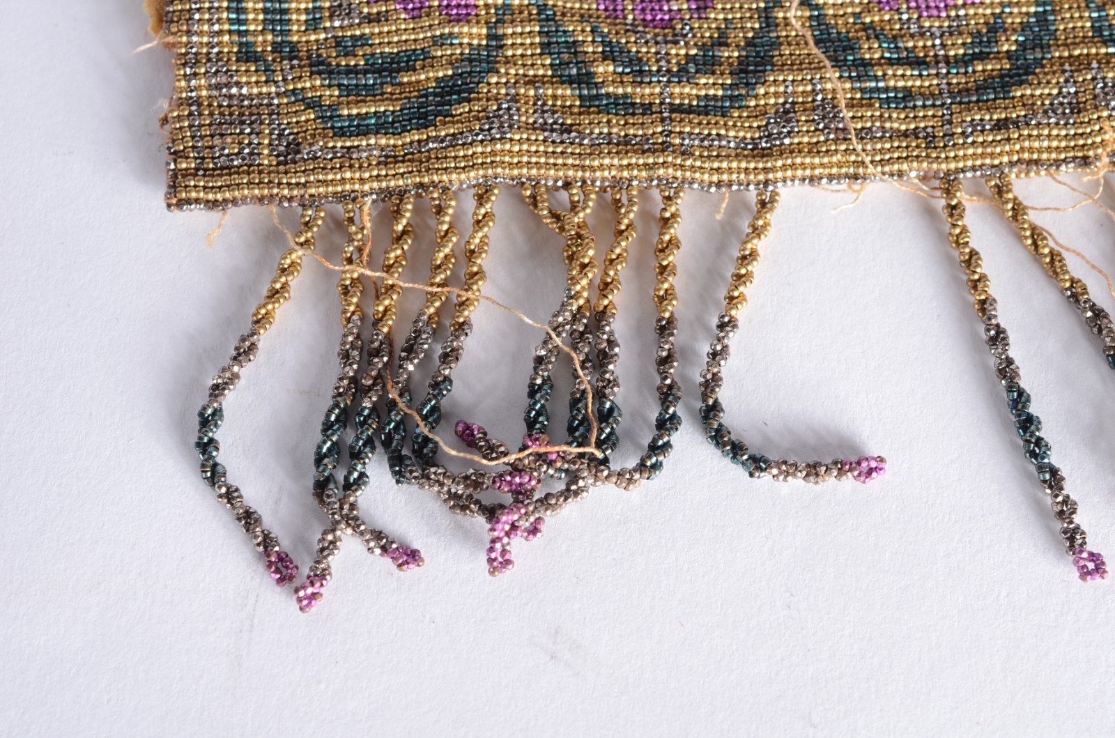 Duas bolsas femininas, sendo uma delas com miçangas coloridas e a... - foto 9 de 9