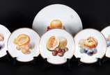 Bavaria (1747),  - Conjunto para bolo de porcelana alemã da Bavaria, composto de prato grande e 5 pratos menores, decorados com frutos em policromia e bordas com frisos 