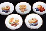 Bavaria (1747),  - Conjunto para bolo de porcelana alemã da Bavaria, composto de prato grande e 5 pratos menores, decorados com frutos em policromia e bordas com frisos 